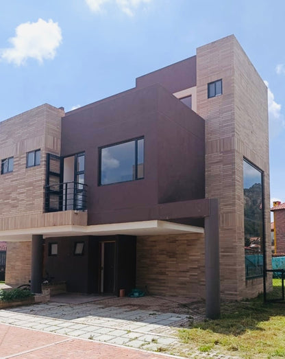 Hermosas Casas en Cota de 155 Mts2 - Garaje doble y excelentes zonas verdes !!