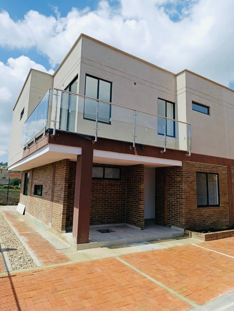 Hermosas Casas en Cota de 155 Mts2 - Garaje doble y excelentes zonas verdes !!