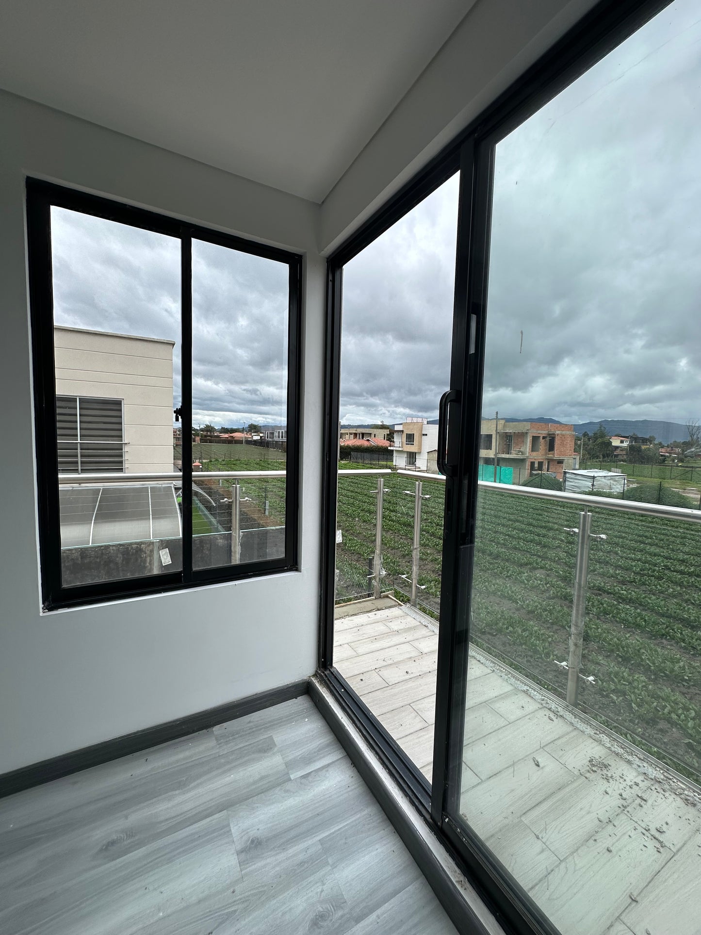 Hermosas Casas en Cota de 155 Mts2 - Garaje doble y excelentes zonas verdes !!